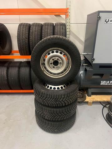 Banden met velg Mercedes sprinter  vw crafter 235/61/16C