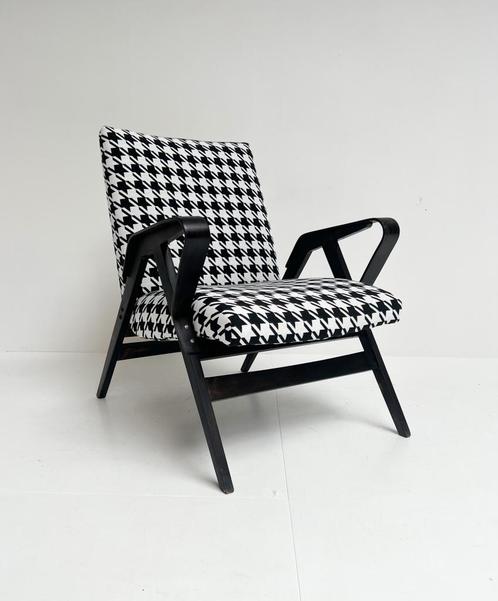Gereviseerde fauteuil van Frantisek Jirak voor Tatra Nabytok, Huis en Inrichting, Fauteuils, Gebruikt, Hout, Stof, 50 tot 75 cm