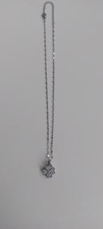 Zilverkleurige ketting met klavertje vier, Sieraden, Tassen en Uiterlijk, Ophalen of Verzenden, Nieuw, Zilver, Overige materialen