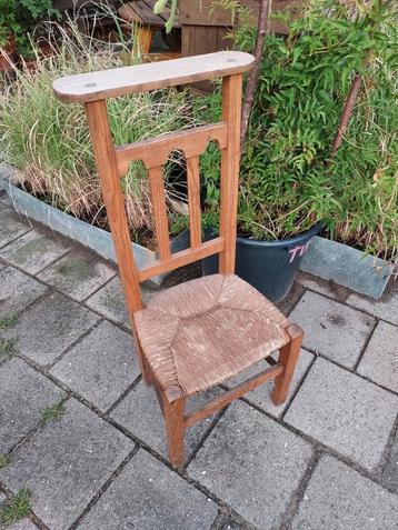 Antieke bidstoel met rieten zitting beschikbaar voor biedingen