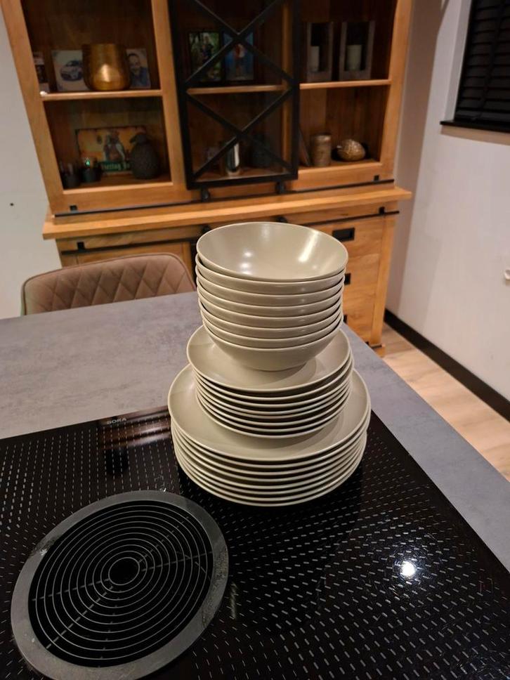 Serviesset 8-delig, Huis en Inrichting, Complete eetkamers, Zo goed als nieuw, Minder dan 4 stoelen, Ophalen