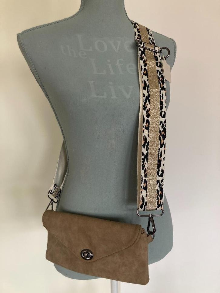 Nieuw kunststof tasje met brede schouderband, Sieraden, Tassen en Uiterlijk, Tassen | Damestassen, Nieuw, Schoudertasje, Beige