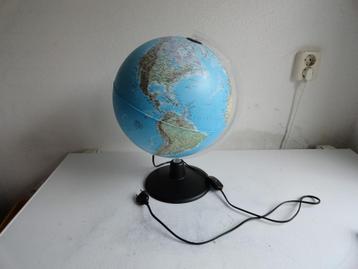 Wereldbol, globe Tecnodidattica met verlichte hoofdsteden beschikbaar voor biedingen