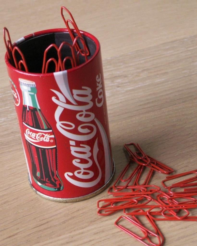 Coca Cola blikje met rode paperclips Coca-Cola, Verzamelen, Ophalen of Verzenden, Nieuw, Gebruiksvoorwerp