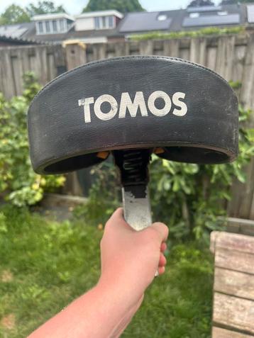 Tomos zadel beschikbaar voor biedingen