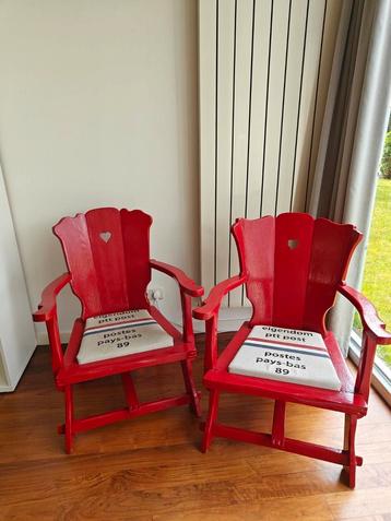 2 houten stoelen, rood geschilderd  beschikbaar voor biedingen