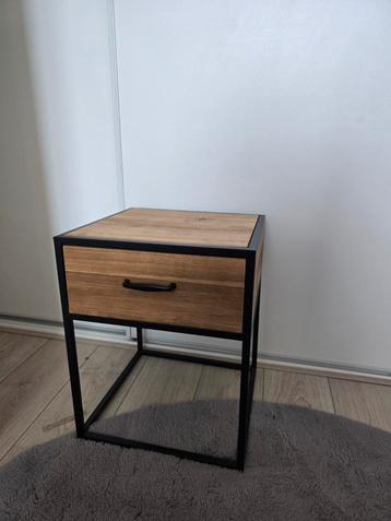 Modern Houten Nachtkastje beschikbaar voor biedingen