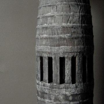 Oude houten wiel as baluster ornament lamp sober uniek beschikbaar voor biedingen