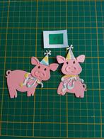 X3 Stansjes 2 oud roze feestvarkens met mutsje, Ophalen of Verzenden, Nieuw, Overige thema's, Overige typen