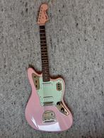 Squier FSR Classic Vibe 60s Jaguar Shell Pink Matching Heads, Muziek en Instrumenten, Snaarinstrumenten | Gitaren | Elektrisch