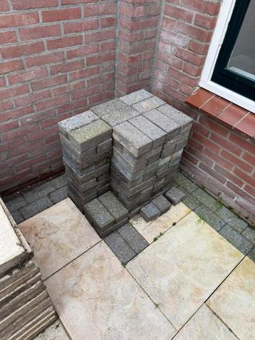 Diverse tuintegels gratis afhalen beschikbaar voor biedingen