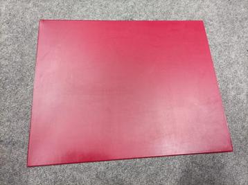 Rode bureauonderlegger beschikbaar voor biedingen