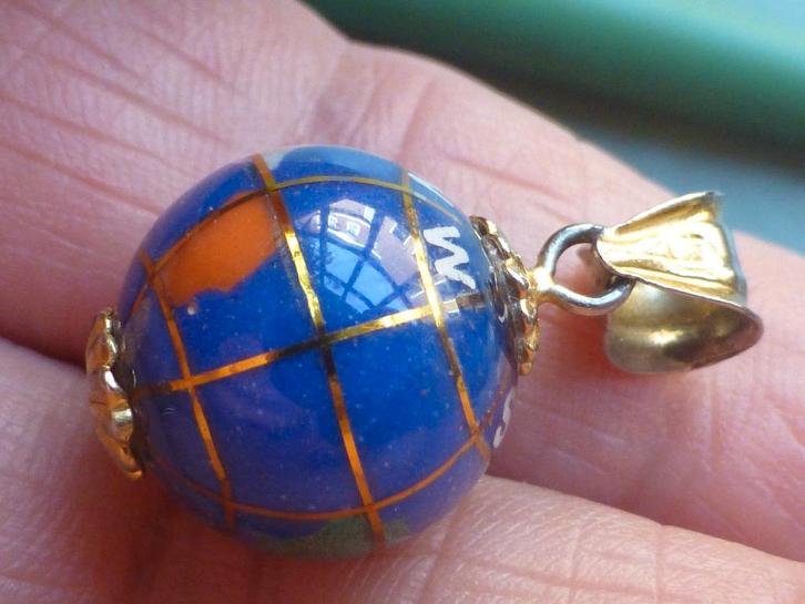 Wereldbol Hanger / ingelegde edelsteen /Goud /verguld Zilver, Sieraden, Tassen en Uiterlijk, Antieke sieraden, Ring, Zilver, Met edelsteen