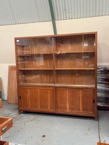 Vintage schoolkast / vitrinekast beschikbaar voor biedingen