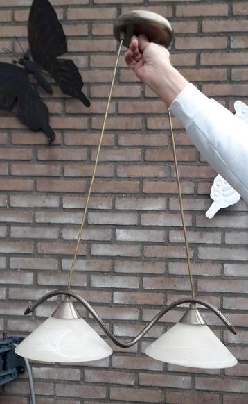 Hanglamp met 2 melkglas lampenkapjes  beschikbaar voor biedingen