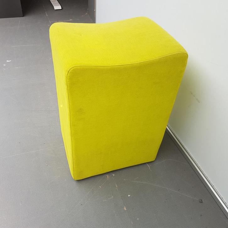 Poef  - groene stof - fluweel stof  - zithoogte 63 cm, Huis en Inrichting, Banken | Voetenbanken en Poefen, Gebruikt, 125 cm of meer