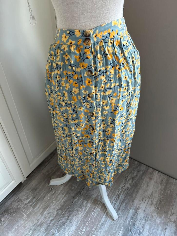 Blauw met gele rok met print van Pieces. Maat XS., Kleding | Dames, Rokken, Zo goed als nieuw, Maat 34 (XS) of kleiner, Blauw