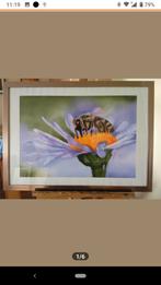 Bij op een bloem. (Eigen werk) Ingelijst airbrush schilderij, Huis en Inrichting, Ophalen, 50 tot 75 cm, Nieuw, Schilderij