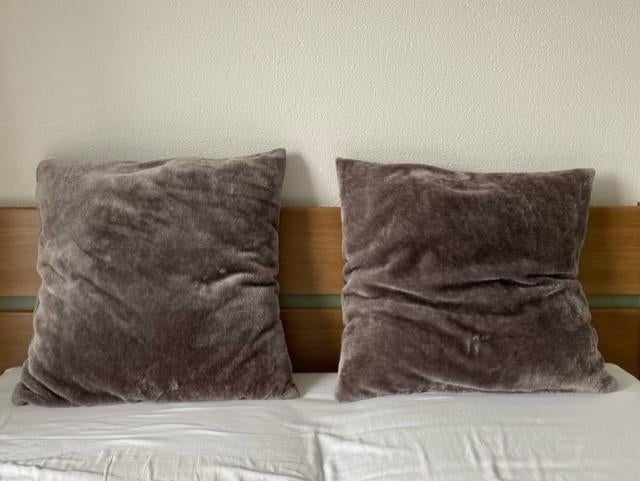 grijze imitatiebont kussens (twee stuks), Ophalen of Verzenden, Grijs, Vierkant