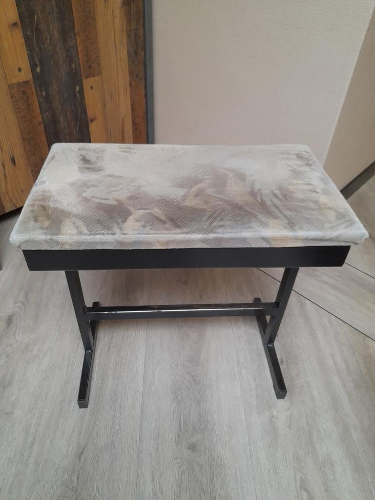 Keyboard bank / kruk met opbergvak, Ophalen