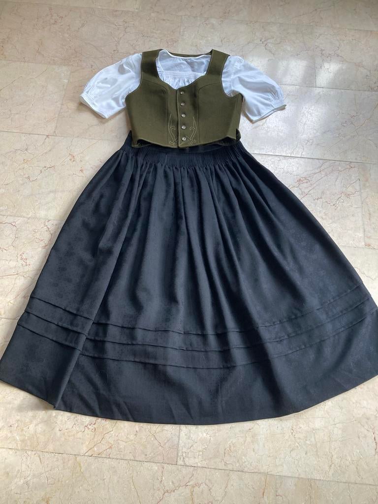 Oostenrijkse Dirndl rok, gilet en bloesje Maat S - Compleet!, Carnaval, Ophalen of Verzenden, Zo goed als nieuw, Kleding