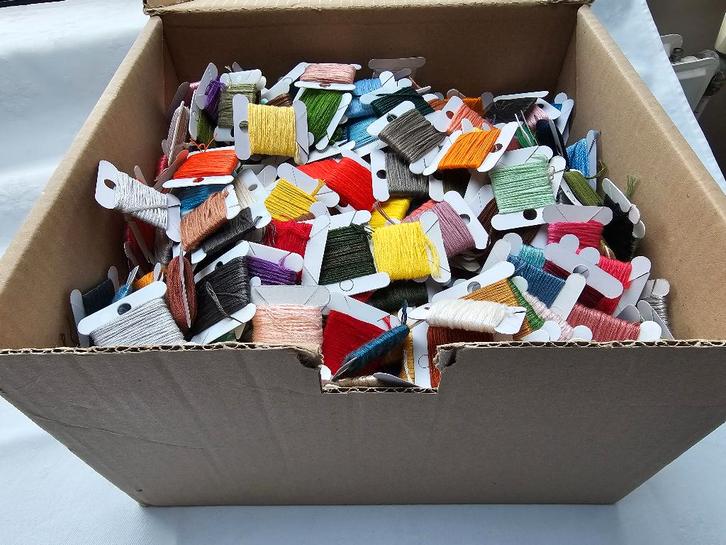 borduurgaren, splijtgaren 6 draads, ongenummerd op kaartjes, Hobby en Vrije tijd, Borduren en Borduurmachines, Nieuw, Borduurgaren of Zijde