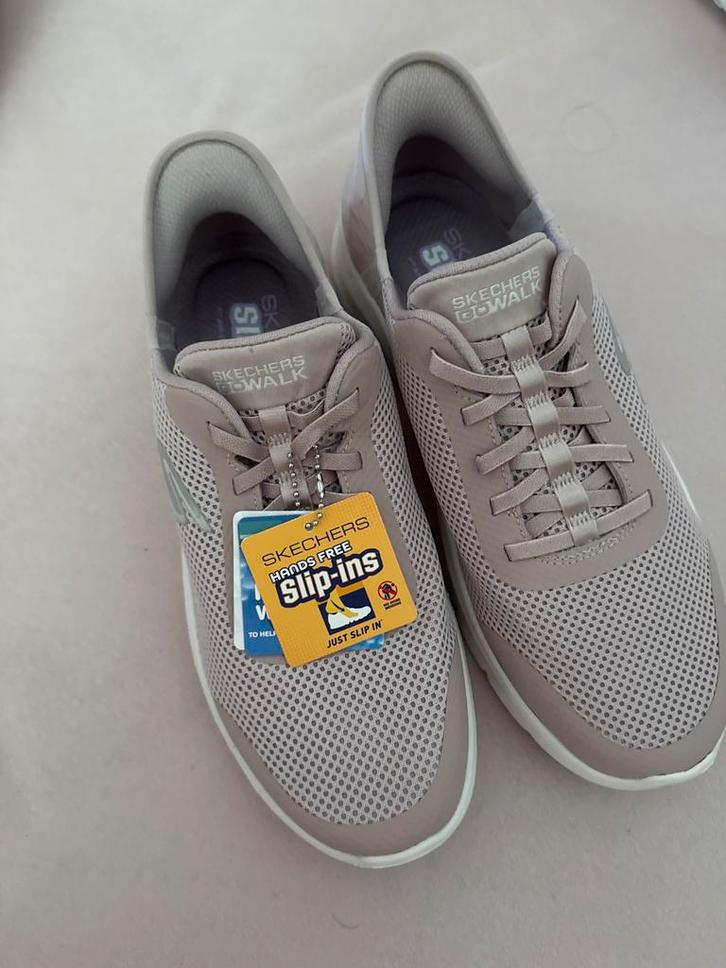 Skechers Go Walk Slip-ins - Rechts maat 40, links maat 41,, Kleding | Dames, Schoenen, Nieuw, Sneakers of Gympen, Beige, Ophalen of Verzenden