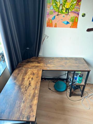 Hoek bureau  beschikbaar voor biedingen