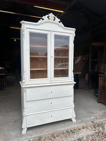 Antiek grenen servieskast beschikbaar voor biedingen