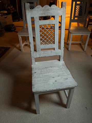 Oud wit hardhouten eethoek met 4 stoelen beschikbaar voor biedingen