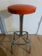 Vintage retro oranje verchroomde metalen kruk barkruk, Huis en Inrichting, Krukjes, Ophalen, Zo goed als nieuw, Staal