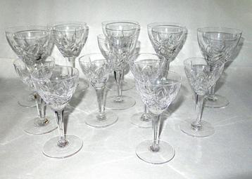 12 - Delige lot loodkristallen geslepen wijnglazen. beschikbaar voor biedingen