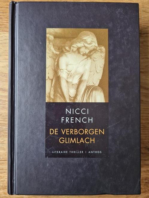 Boek de verborgen glimlach. Nicci French, Boeken, Thrillers, Zo goed als nieuw, Nederland, Ophalen of Verzenden