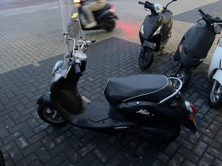 Sym mio scooter zwart, Fietsen en Brommers, Scooters | SYM, Gebruikt, Mio, Maximaal 45 km/u, Benzine, Ophalen