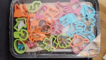 KINDERBAKBLIK MET 22 LEUKE VORMPJES NIEUW beschikbaar voor biedingen