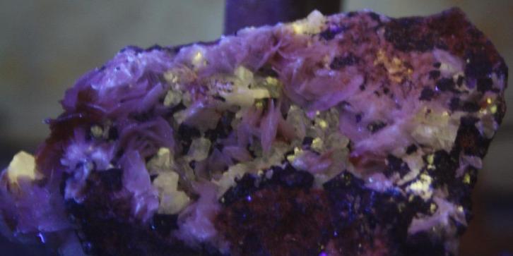 UV Actief CERUSSIET met BARIET en GALENA op Matrix, Verzamelen, Mineralen en Fossielen, Overige typen, Verzenden