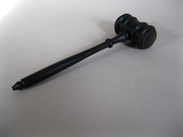 Antieke voorzittershamer voor decoratie of gebruik. beschikbaar voor biedingen