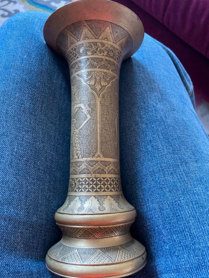 Antieke geelkoperen Wajang vaas met gedetailleerde gravures, Antiek en Kunst, Antiek | Vazen, Ophalen