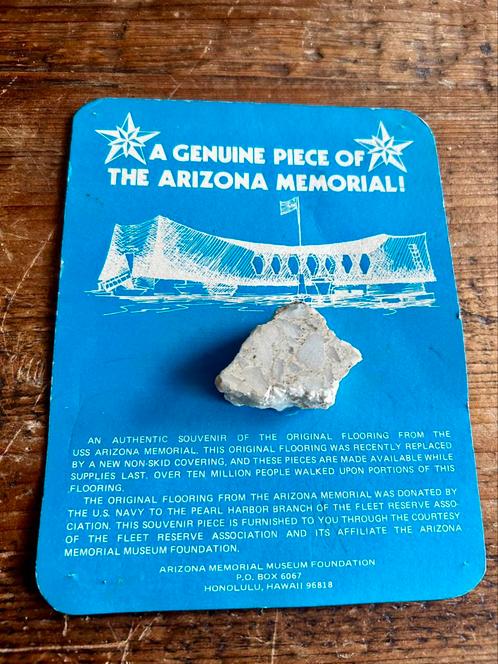 Origineel stuk vloer van het Arizona memorial - Pearl Harbor, Verzamelen, Militaria | Algemeen, Nederland, Verzenden