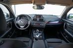 BMW 1-serie 118i Business+ Keyless Cruise Xenon Automaat! Sp, Auto's, Gebruikt, 4 cilinders, 1290 kg, Wit