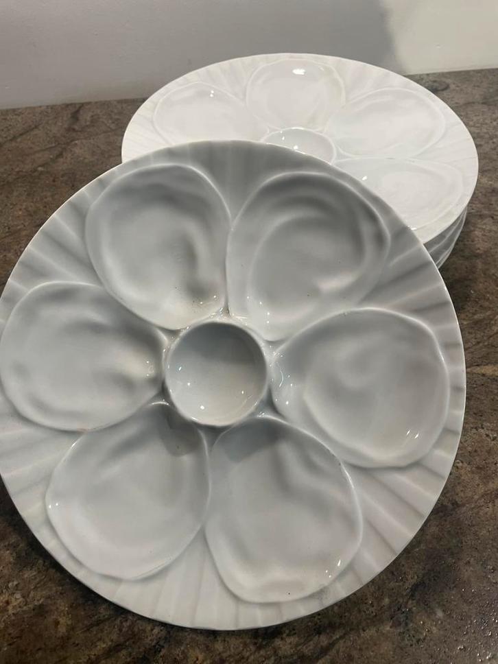 Mooie witte vintage oesterborden uit Frankrijk, nog 5 stuks, Huis en Inrichting, Keuken | Servies, Zo goed als nieuw, Bord(en)
