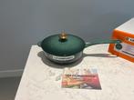 Nieuwe Le Creuset saus- of braadpan 21 cm Artichaut, Gietijzer, Nieuw, Ophalen of Verzenden, Keramische plaat
