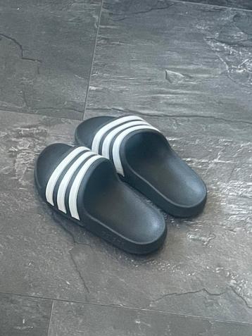 Adidas slipper kids beschikbaar voor biedingen