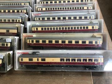 2 stuks FLEISCHMANN  IC  PERSONENRIJTUIGEN.   (301) beschikbaar voor biedingen