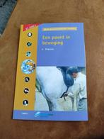 Een paard in beweging - theorieboek, Ophalen of Verzenden, Zo goed als nieuw, Paarden of Pony's