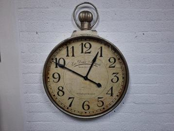 uitstekende mega mooie grote vintage wandklok metaal beschikbaar voor biedingen