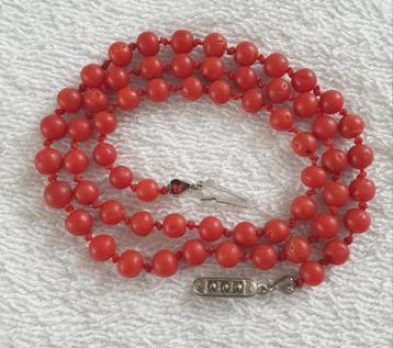Antieke Vintage Bloedkoraal ketting. beschikbaar voor biedingen