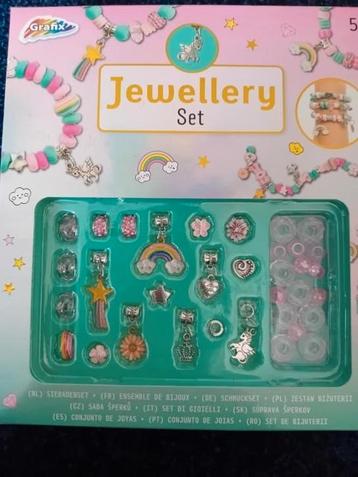 nieuwe doos voor kinderen om sieraden te maken beschikbaar voor biedingen