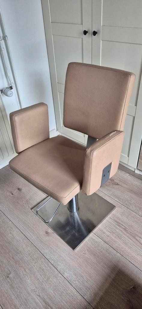 Kapperstoel (2) leer beige, Huis en Inrichting, Stoelen, Zo goed als nieuw, Eén, Leer, Ophalen