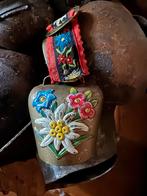 Oude metalen koebel aan lint edelweiss, Ophalen